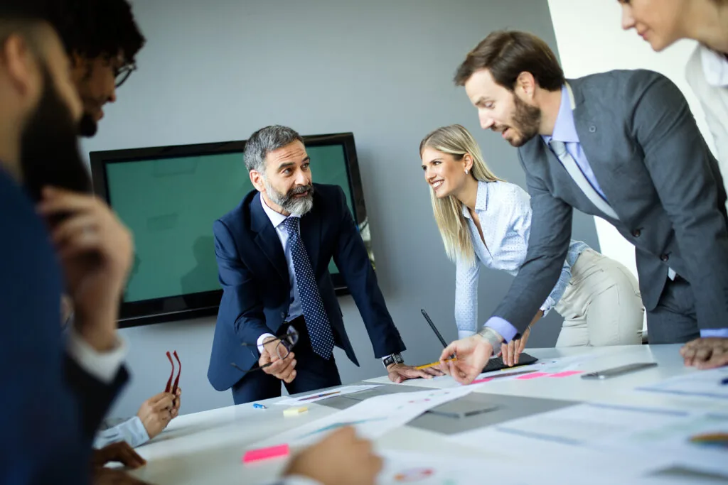 Equipe empresarial protegida por seguro